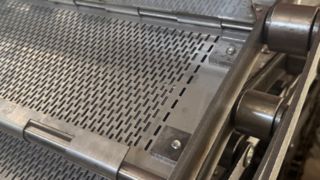 Băng tải tấm kim loại đục lỗ liên kết chuỗi thép không gỉ có lỗ